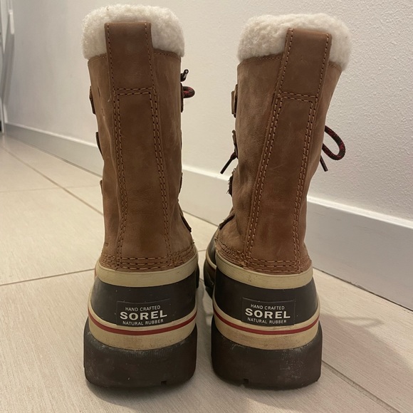 Sorel Women's Caribou Boots size 7 - like new - Picture 2 of 5